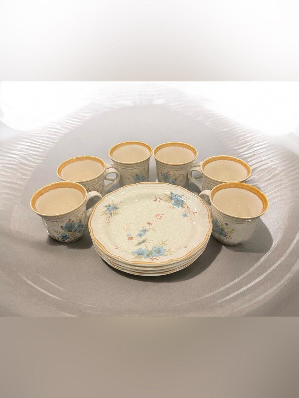 Mikasa Garden Club Day Dreams, 4
Bowls 8" And 6 Coffee/ Tea Cups.